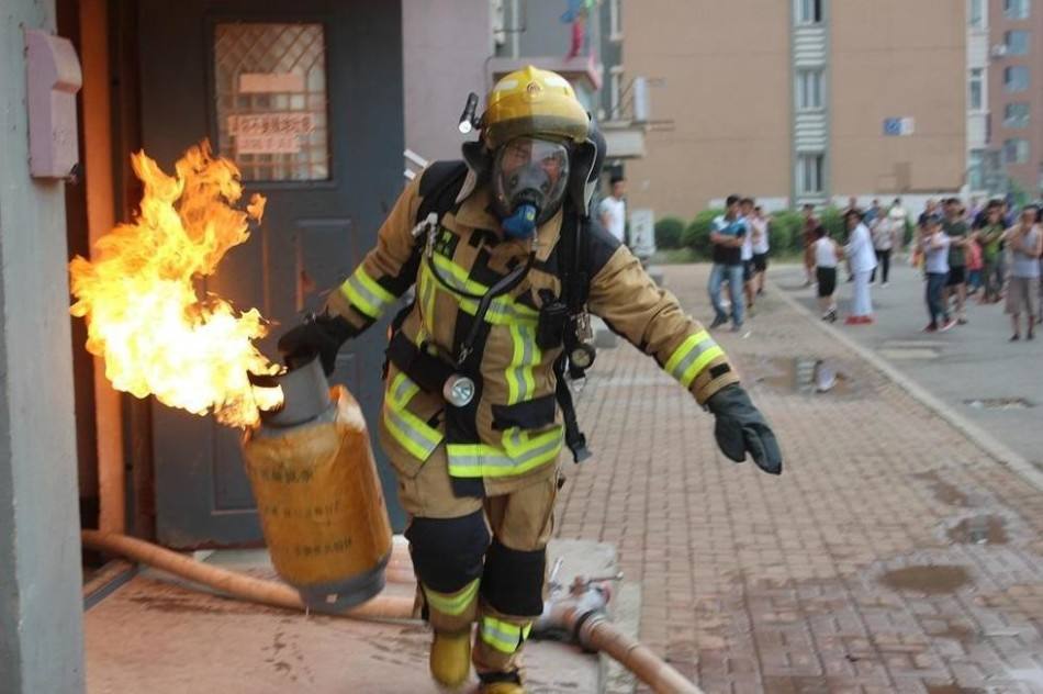 天罡向我們最美逆行者致敬